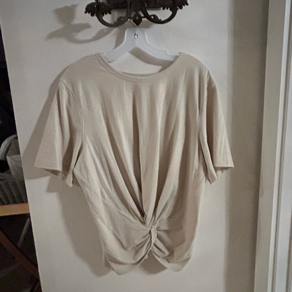 Knotted Lululemon sparkle workout top. Twisted front tshirt size 14. Missing tag